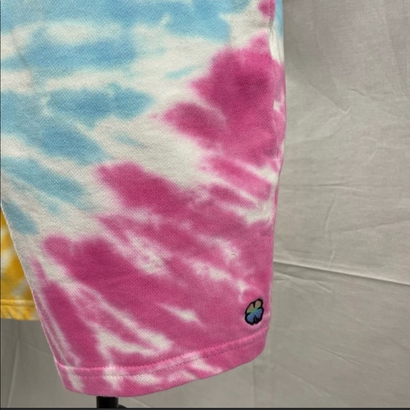 BRAND NEW Cute tie-dye shorts Large - Picture 2 of 3